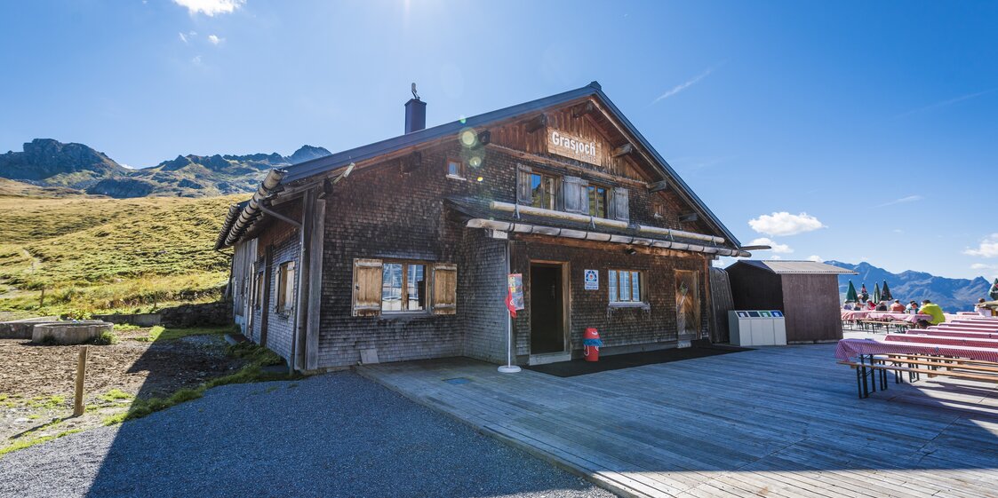 Die Aussenansicht der Grasjoch Hütte mit Terrasse in der Silvretta Montafon. | © Silvretta Montafon - Vanessa Strauch