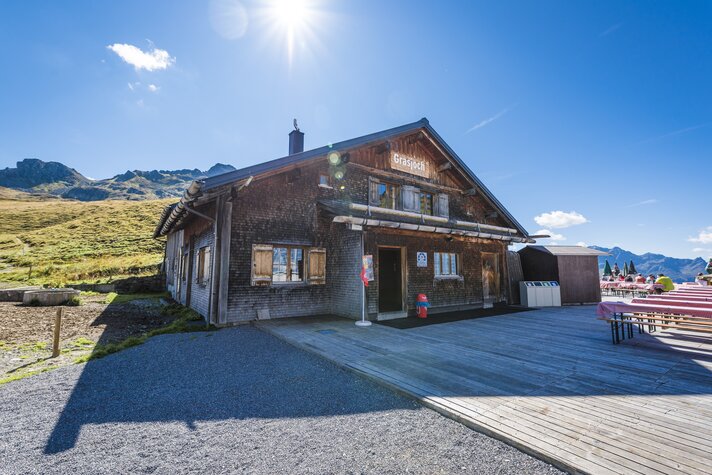 Die Aussenansicht der Grasjoch Hütte mit Terrasse in der Silvretta Montafon. | © Silvretta Montafon - Vanessa Strauch
