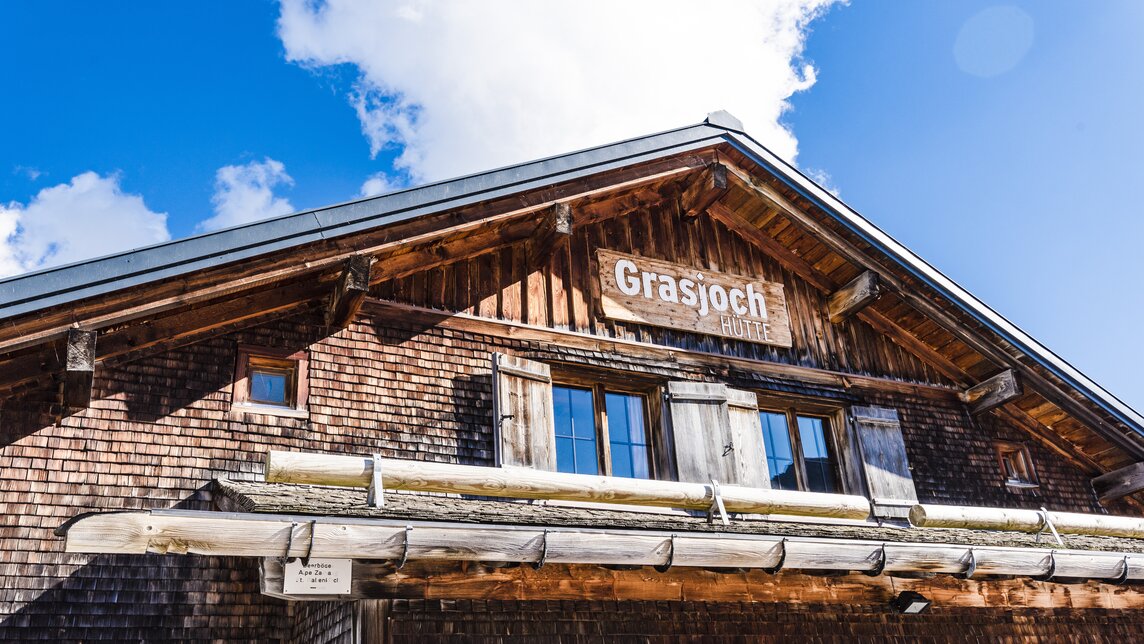 Die getäfelte Aussenfassade der Grasjochhütte in der Silvretta Montafon. | © Silvretta Montafon - Marcel Mehrling