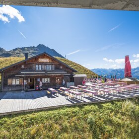 Die Aussenansicht der Grasjoch Hütte mit Terrasse in der Silvretta Montafon. | © Silvretta Montafon - Marcel Mehrling