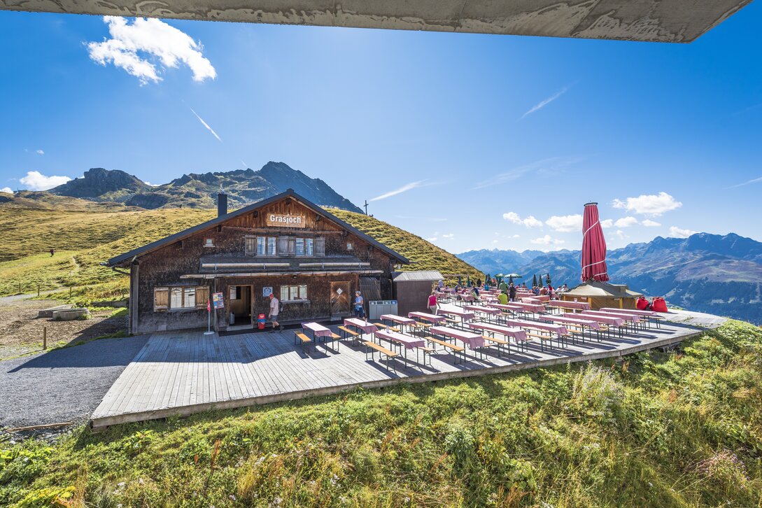 Die Aussenansicht der Grasjoch Hütte mit Terrasse in der Silvretta Montafon. | © Silvretta Montafon - Marcel Mehrling