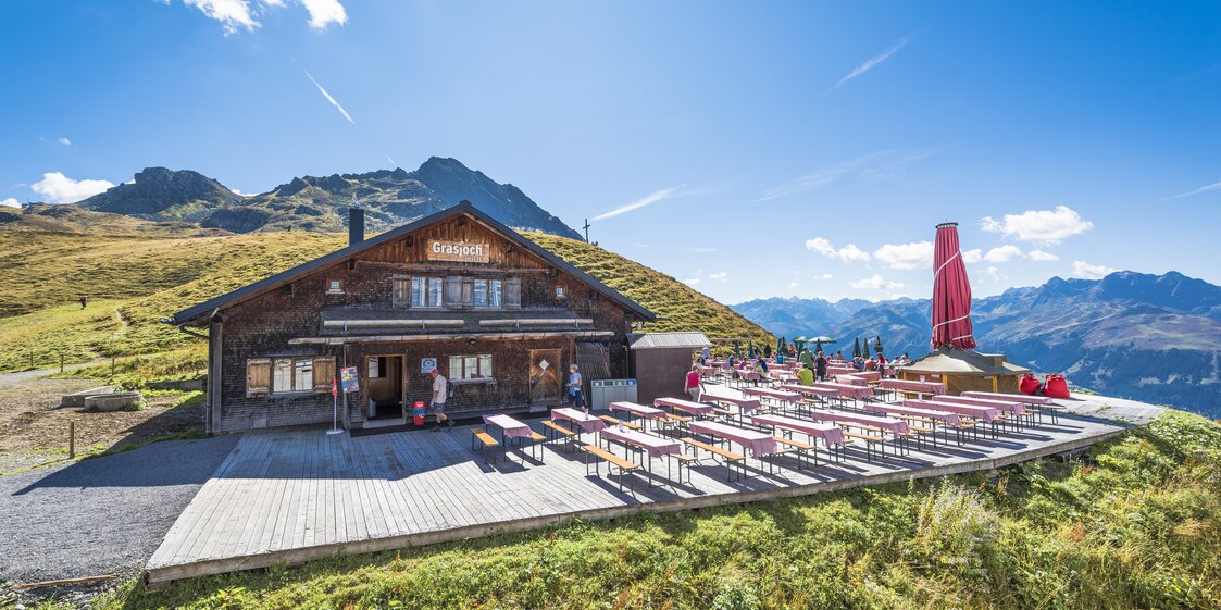 Die Aussenansicht der Grasjoch Hütte mit Terrasse in der Silvretta Montafon. | © Silvretta Montafon - Marcel Mehrling