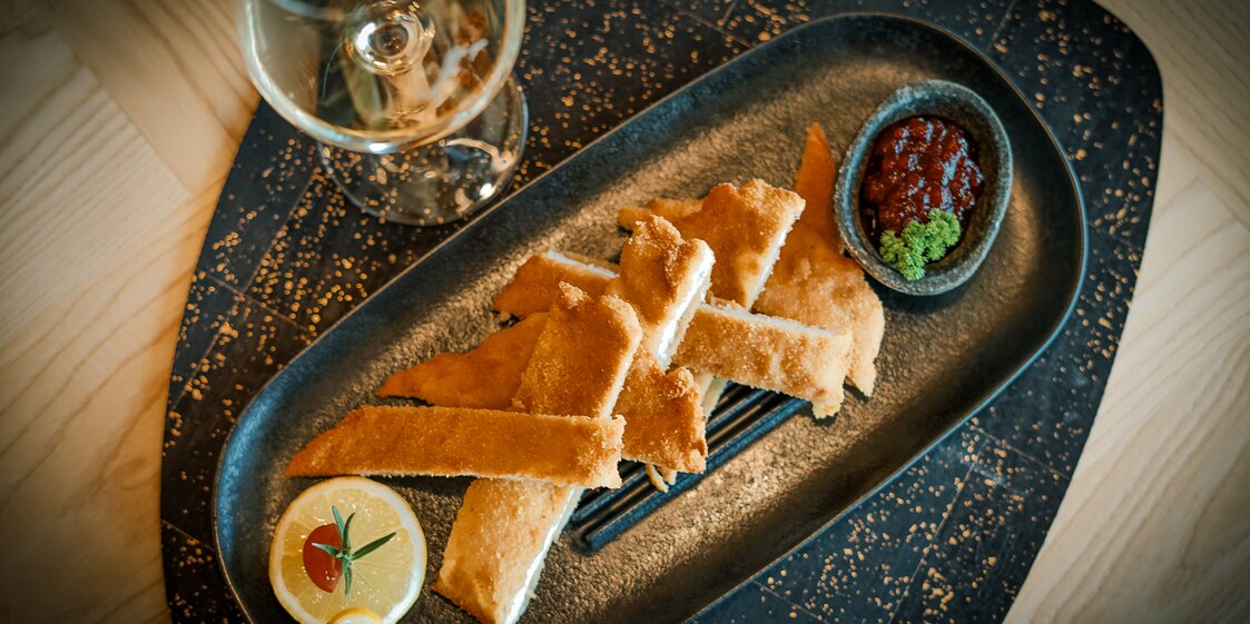 Ein geschnittenes Schnitzel zum Teilen als Vorspeise oder Sharing Dish. | © Silvretta Montafon - Vanessa Strauch