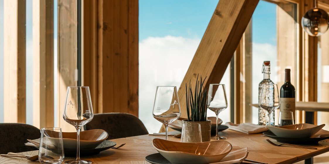 Eine gedeckter Tisch im Restaurant Hanglage am Hochjoch. | © Silvretta Montafon - Vanessa Strauch