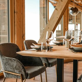 Eine gedeckter Tisch im Restaurant Hanglage am Hochjoch. | © Silvretta Montafon - Vanessa Strauch
