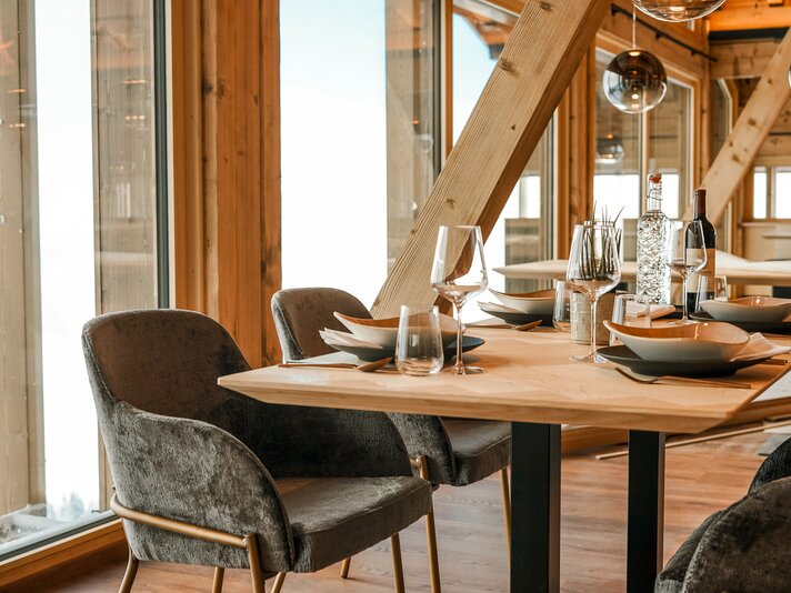 Eine gedeckter Tisch im Restaurant Hanglage am Hochjoch. | © Silvretta Montafon - Vanessa Strauch