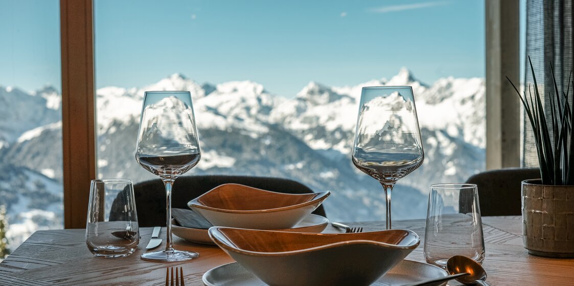 Eine gedeckter Tisch im Restaurant Hanglage am Hochjoch. | © Silvretta Montafon - Vanessa Strauch