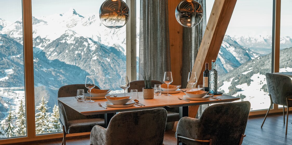 Eine gedeckter Tisch im Restaurant Hanglage am Hochjoch. | © Silvretta Montafon - Vanessa Strauch