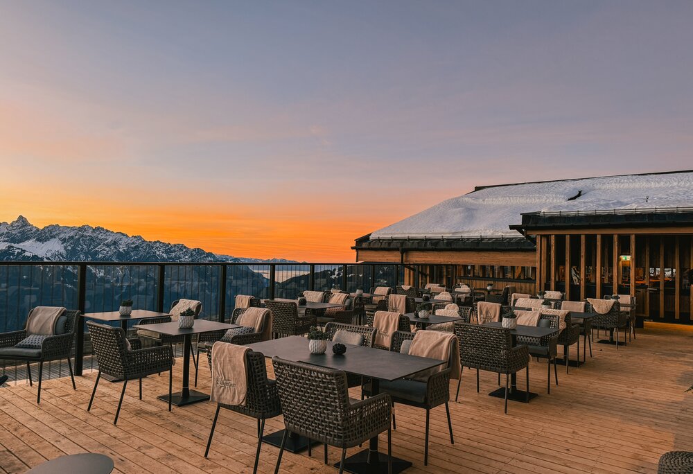 Die Terrasse der Hanglage bei Sonnenuntergang in der Silvretta Montafon. | © Silvretta Montafon - Vanessa Strauch