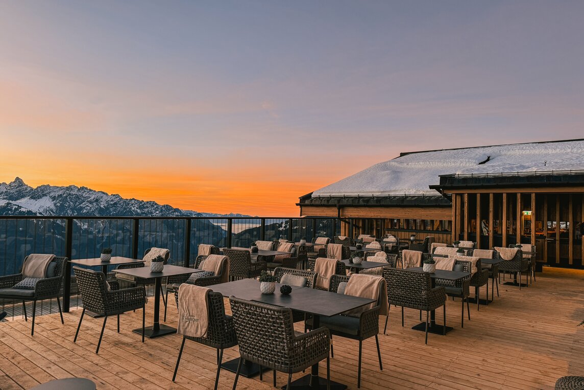Die Terrasse der Hanglage bei Sonnenuntergang in der Silvretta Montafon. | © Silvretta Montafon - Vanessa Strauch