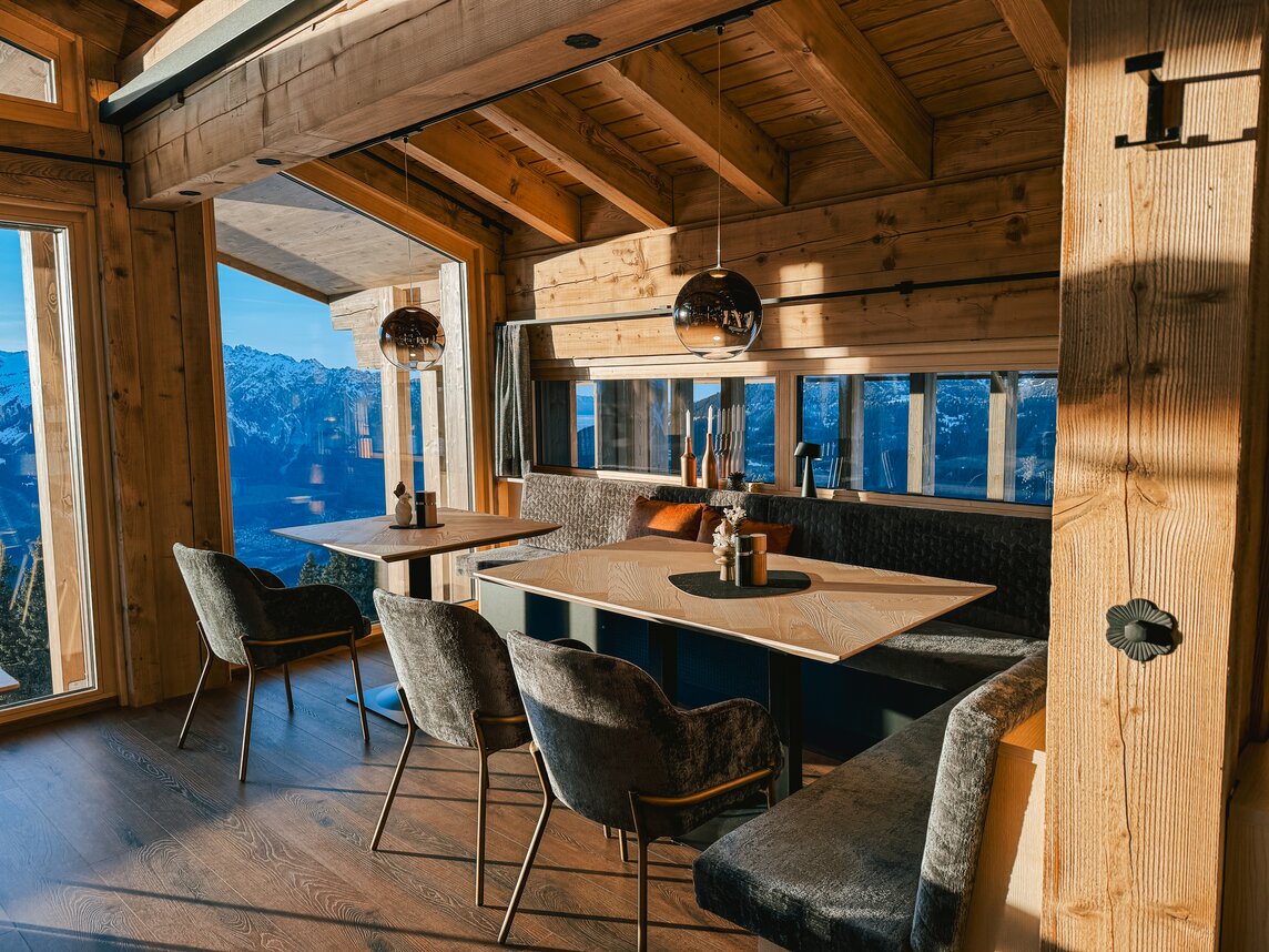Eine Sitzecke in der Hanglage im Kapellrestaurant in der Silvretta Montafon. | © Silvretta Montafon - Vanessa Strauch
