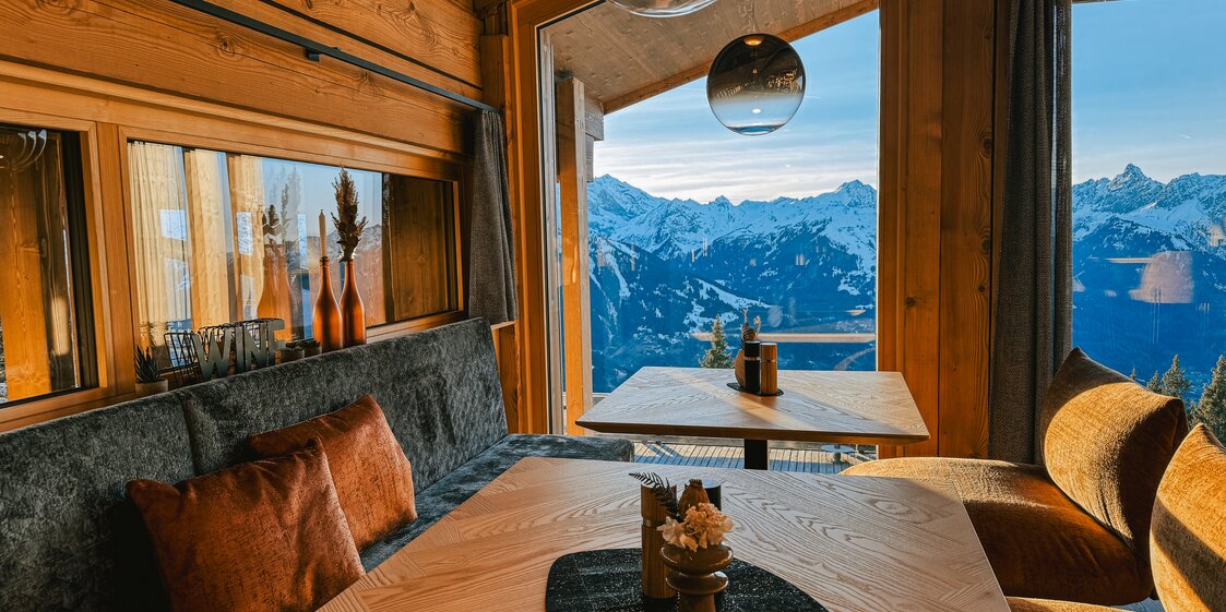 Eine Sitzecke in der Hanglage im Kapellrestaurant in der Silvretta Montafon. | © Silvretta Montafon - Vanessa Strauch