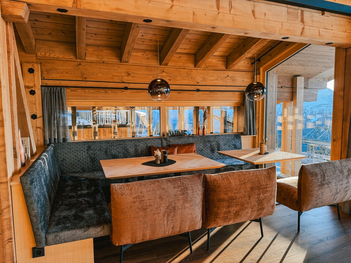 Eine gemütliche Sitzecke in der Hanglage im Kapellrestaurant in der Silvretta Montafon. | © Silvretta Montafon - Vanessa Strauch