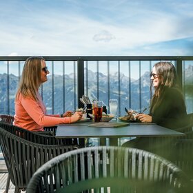 Zwei Personen an einem gedeckten Tisch auf der Terrasse der Hanglage am Hochjoch in der Silvretta Montafon. | © Silvretta Montafon - Vanessa Strauch