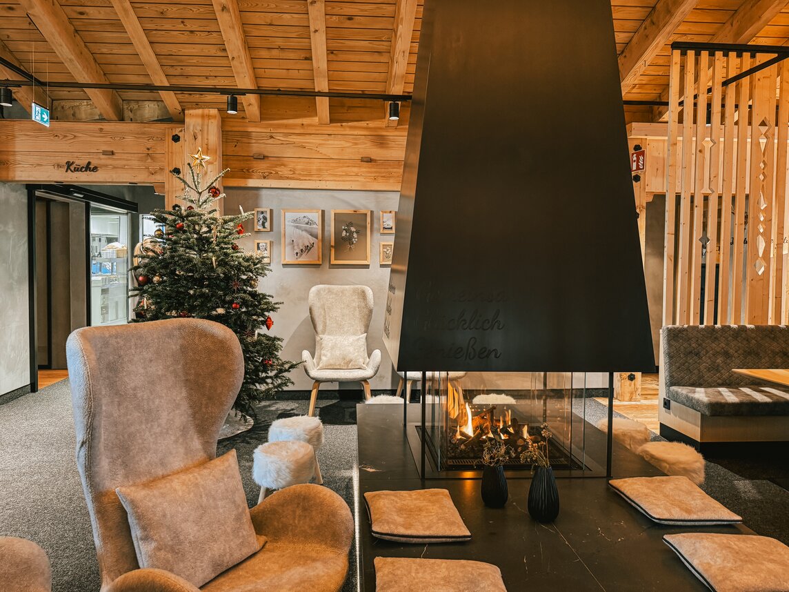 Ein Kamin und gemütliche Sitzgelegenheiten in der Hanglage im Kapellrestaurant in der Silvretta Montafon. | © Silvretta Montafon - Vanessa Strauch