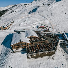 Das Kapellrestaurant von oben im Winter direkt im Skigebiet Silvretta Montafon. | © Vanessa Strauch - Silvretta Montafon