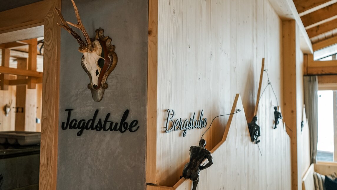 Die Beschilderung zu Jagdstube und Bergstube im Kapellrestaurant in der Silvretta Montafon. | © Silvretta Montafon - Vanessa Strauch