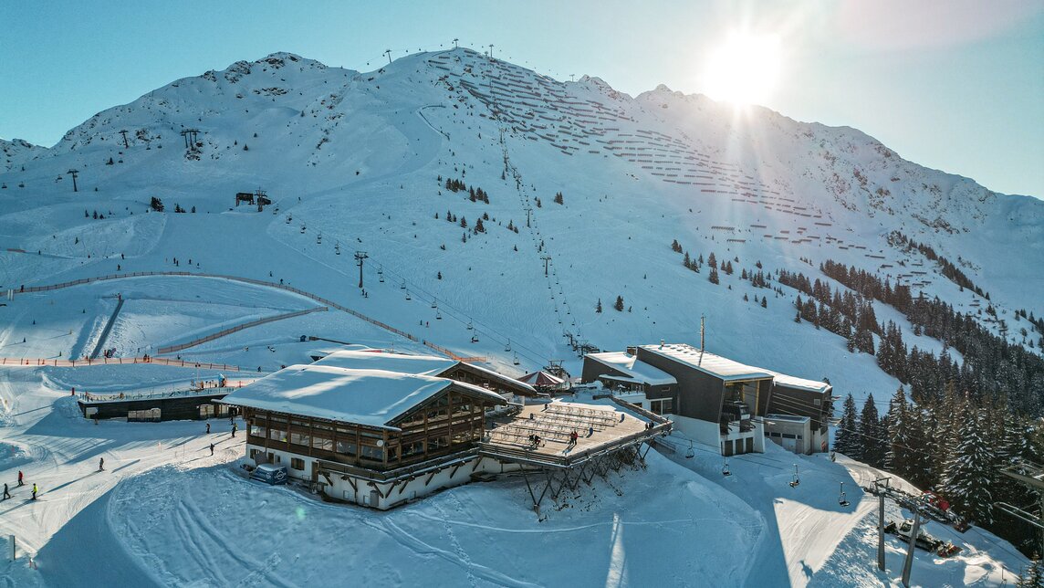 Das Kapellrestaurant in der winterlichen Morgensonne im Skigebiet Silvretta Montafon. | © Silvretta Montafon - Vanessa Strauch