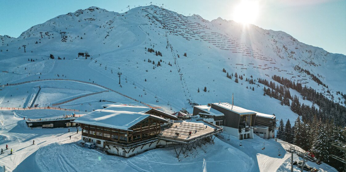 Das Kapellrestaurant in der winterlichen Morgensonne im Skigebiet Silvretta Montafon. | © Silvretta Montafon - Vanessa Strauch