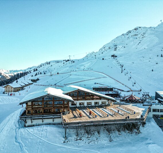 Das Kapellrestaurant von oben im Winter direkt im Skigebiet Silvretta Montafon. | © Silvretta Montafon - Vanessa Strauch