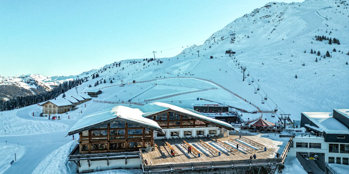 Das Kapellrestaurant von oben im Winter direkt im Skigebiet Silvretta Montafon. | © Silvretta Montafon - Vanessa Strauch
