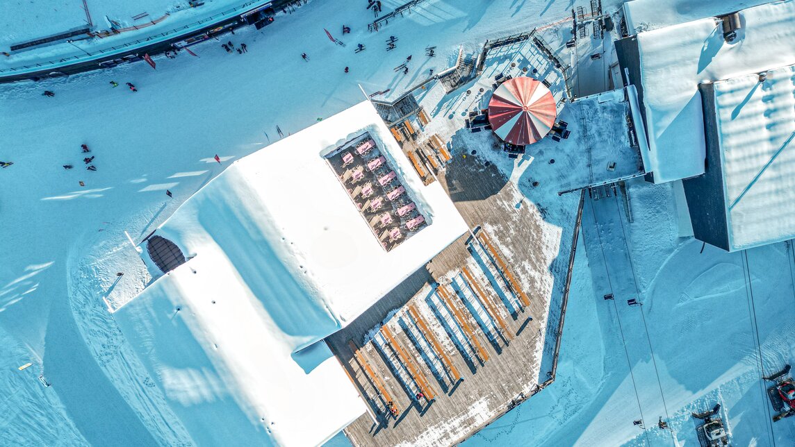 Das Kapellrestaurant von oben im Winter direkt im Skigebiet auf 1.800 Metern Höhe. | © Silvretta Montafon - Vanessa Strauch