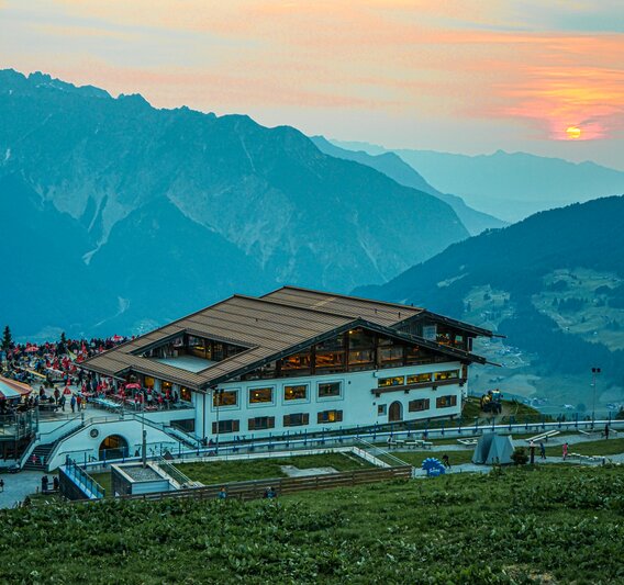 Das Kapellrestaurant im Abendlicht bei untergehender Sonne im Sommer. | © Silvretta Montafon - Vanessa Strauch