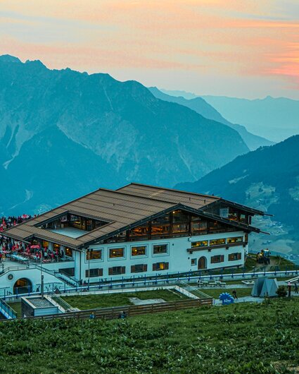 Das Kapellrestaurant im Abendlicht bei untergehender Sonne im Sommer. | © Silvretta Montafon - Vanessa Strauch