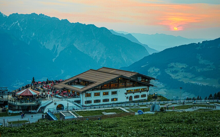 Das Kapellrestaurant im Abendlicht bei untergehender Sonne im Sommer. | © Silvretta Montafon - Vanessa Strauch
