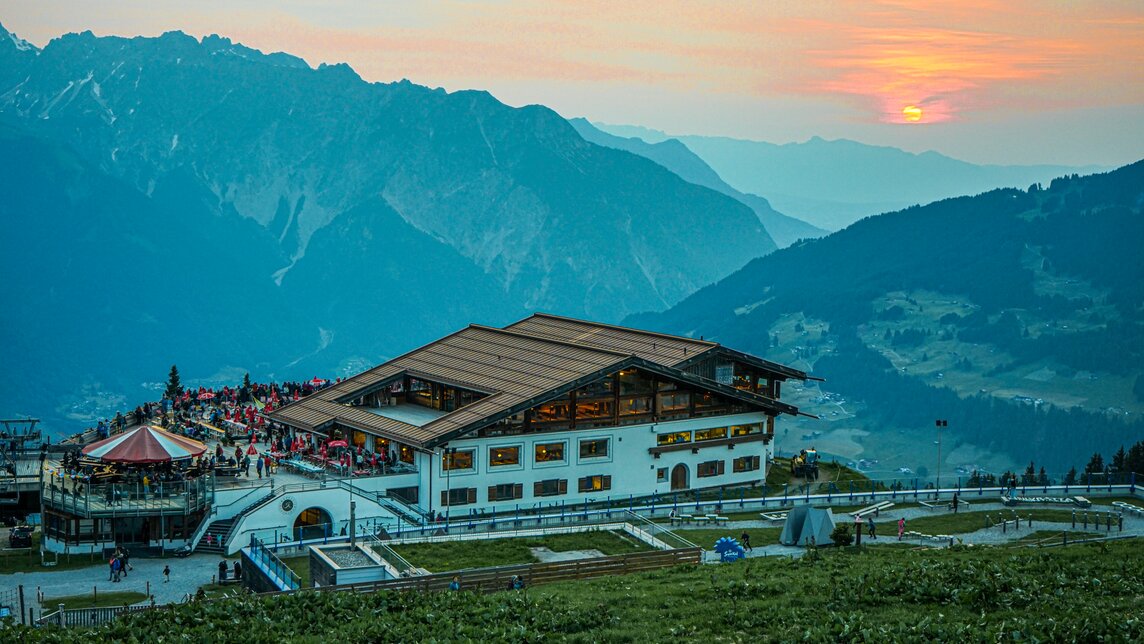 Das Kapellrestaurant im Abendlicht bei untergehender Sonne im Sommer. | © Silvretta Montafon - Vanessa Strauch