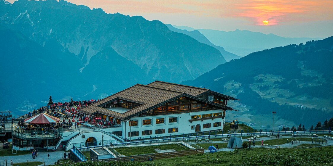Das Kapellrestaurant im Abendlicht bei untergehender Sonne im Sommer. | © Silvretta Montafon - Vanessa Strauch