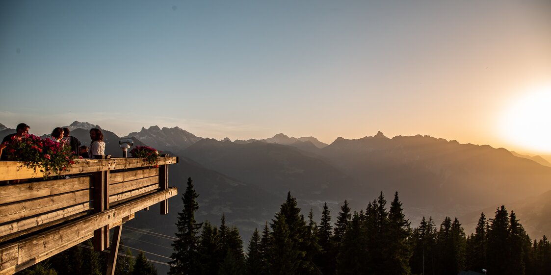 Die Terrasse im Abendlicht bei untergehender Sonne mit Blick bis ins Rheintal. | © Silvretta Montafon - Friederike Weber