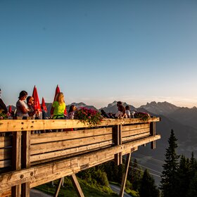 Die Terrasse im Abendlicht bei untergehender Sonne mit Blick bis ins Rheintal. | © Silvretta Montafon - Friederike Weber