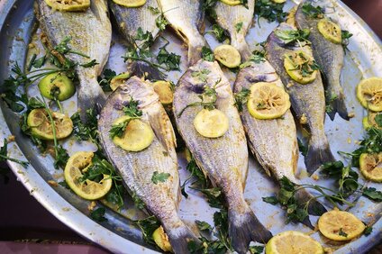 Fische mit Zitronen garniert auf einem Silberteller präsentiert | © Silvretta Montafon