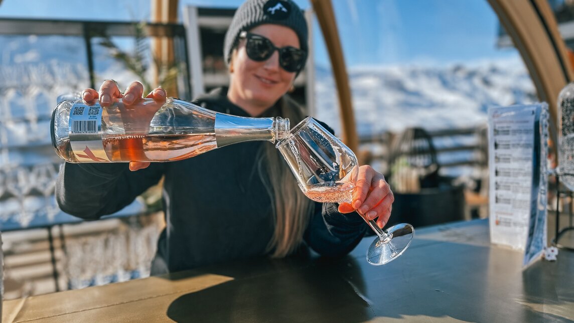 Eine Kellnerin schenkt ein Glas Rosé ein. | © Vanessa Strauch
