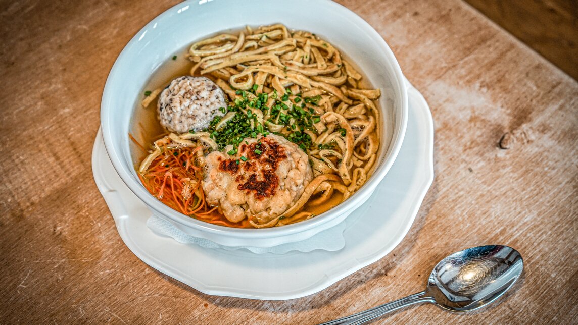 Eine klare Suppe mit dreierlei Einlage in der Nova Stoba. | © Silvretta Montafon - Vanessa Strauch