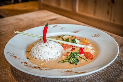 Ein Teller mit Reis und vegetarischem Gemüse-Curry in der Nova Stoba. | © Silvretta Montafon - Vanessa Strauch