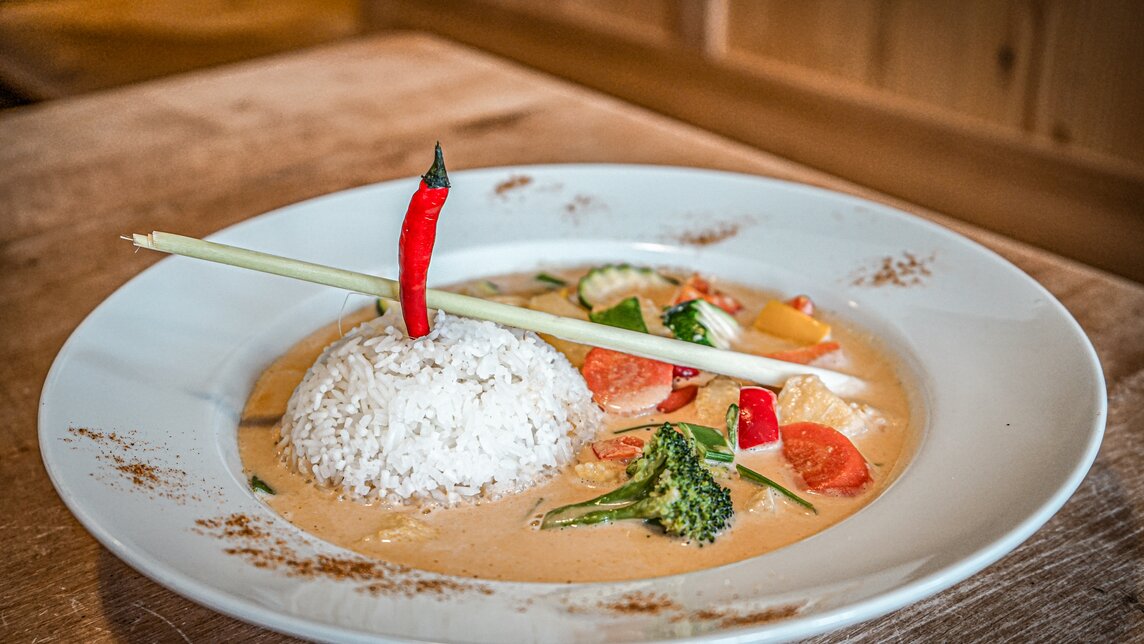 Ein Teller mit Reis und vegetarischem Gemüse-Curry in der Nova Stoba. | © Silvretta Montafon - Vanessa Strauch