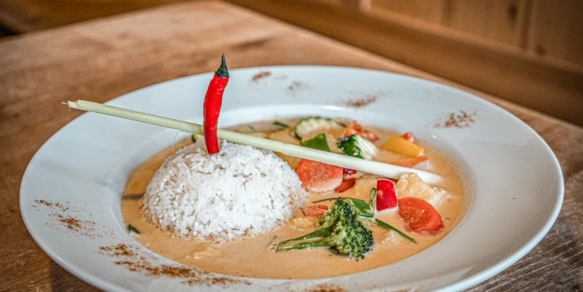 Vegetarisches Curry - Silvretta Montafon | © Silvretta Montafon - Vanessa Strauch Ein Teller mit Reis und vegetarischem Gemüse-Curry in der Nova Stoba. | © Silvretta Montafon - Vanessa Strauch