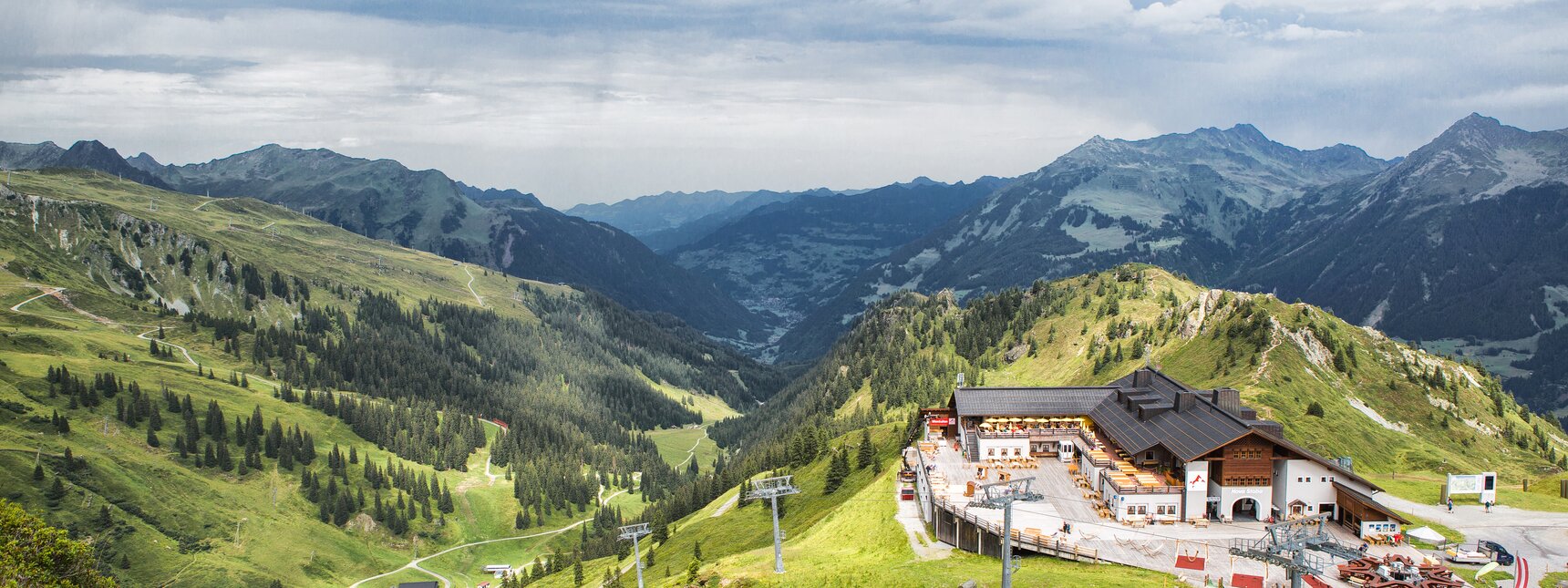 Die Nova Stoba inmitten der Berge im Sommer in der Silvretta Montafon. | ©   Silvretta Montafon - Stefan Kothner