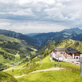 Die Nova Stoba inmitten der Berge im Sommer in der Silvretta Montafon. | ©   Silvretta Montafon - Stefan Kothner