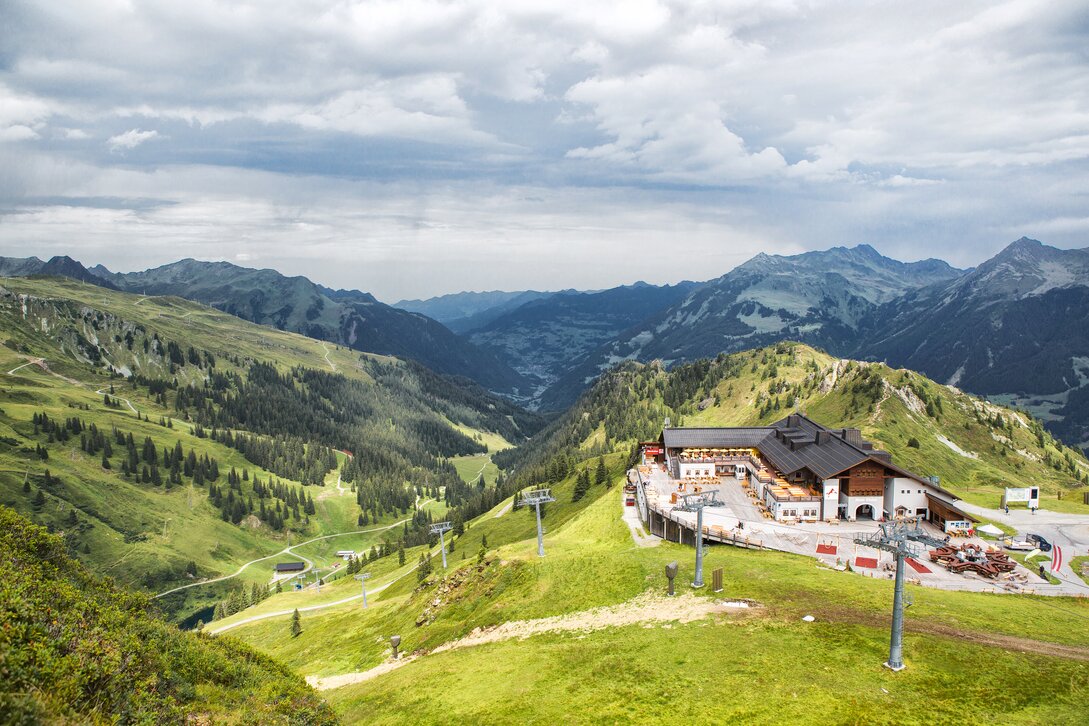 Die Nova Stoba inmitten der Berge im Sommer in der Silvretta Montafon. | ©   Silvretta Montafon - Stefan Kothner