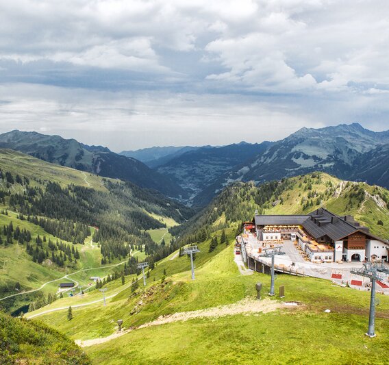 Die Nova Stoba inmitten der Berge im Sommer in der Silvretta Montafon. | ©   Silvretta Montafon - Stefan Kothner