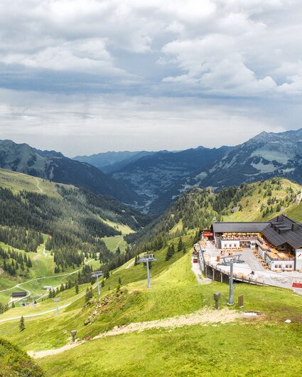 Die Nova Stoba inmitten der Berge im Sommer in der Silvretta Montafon. | ©   Silvretta Montafon - Stefan Kothner