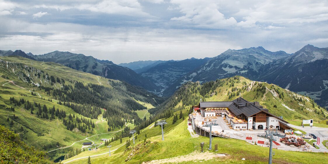 Die Nova Stoba inmitten der Berge im Sommer in der Silvretta Montafon. | ©   Silvretta Montafon - Stefan Kothner