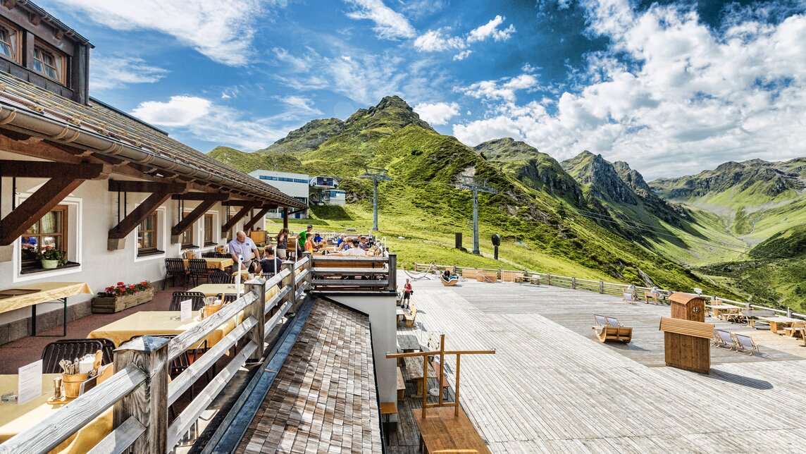 Die Terrasse in der Nova Stoba im Sommer in der Silvretta Montafon. | ©   Silvretta Montafon - Stefan Kothner