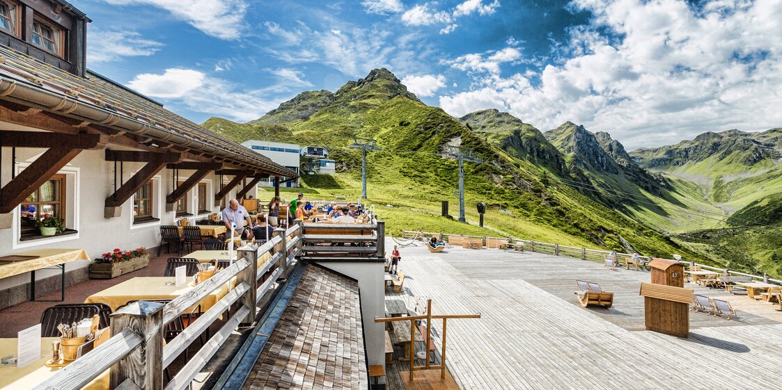 Die Terrasse in der Nova Stoba im Sommer in der Silvretta Montafon. | ©   Silvretta Montafon - Stefan Kothner