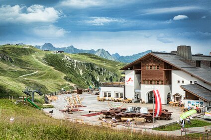 Die Nova Stoba inmitten der Berge im Sommer in der Silvretta Montafon. | ©   Silvretta Montafon - Stefan Kothner