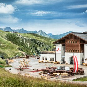 Die Nova Stoba inmitten der Berge im Sommer in der Silvretta Montafon. | ©   Silvretta Montafon - Stefan Kothner