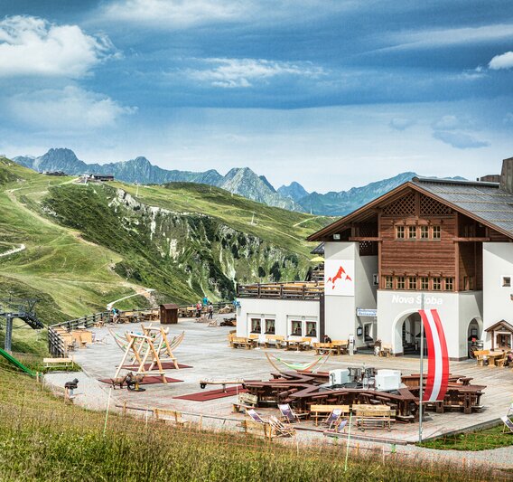 Die Nova Stoba inmitten der Berge im Sommer in der Silvretta Montafon. | ©   Silvretta Montafon - Stefan Kothner